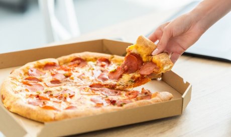 Commander par téléphone une pizza à emporter avec des ingrédients frais Varces-Allières-et-Risset